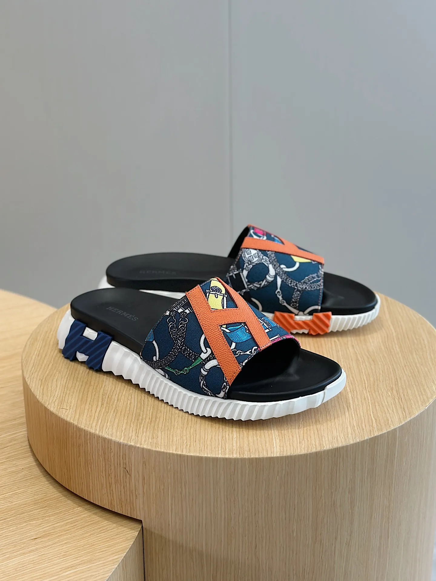 [HERMÈS] Top men's shoes 💰: 340💰 Size: 39-44 (38.45 46 custom-made) Herme*H Home Hermès Men's Sandals and Slippers - Original Replica Purchase the original version and make it one to one, the outsole is privately modeled, and the outsole color corresponding to each color is the same as the original version. Come to those who know the stuff 💪 The ultra-light soles are designed in contrasting colors, and they feel so comfortable on your feet! Calfskin, cowhide feet, private mold outsole.